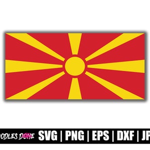 Könnte beinhalten: Eine rote Flagge mit einer gelben Sonne und acht Strahlen. Die Flagge ist die Nationalflagge von Nordmazedonien.
