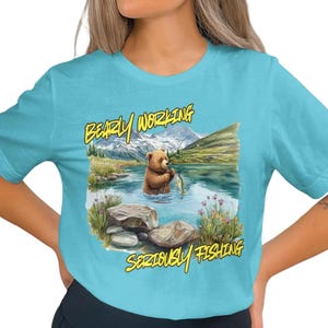 真剣に釣りをしているクマのTシャツ、面白いクマの釣りTシャツ、山の湖のクマのTシャツ、漫画のクマのシャツ、動物愛好家へのギフトアイデア