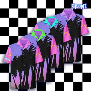 Puede incluir: Cuatro camisas de manga corta con un diseño tropical. Las camisas presentan una silueta de palmera negra sobre un fondo degradado púrpura y rosa. Cada camisa tiene un cuello y detalles de manga de diferentes colores, con el texto "Miami Dreams" en una manga.