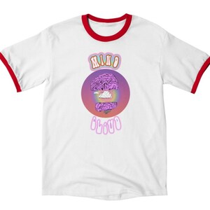 Puede incluir: Camiseta blanca con un ribete rojo, que presenta un cerebro rosa con una nube en su interior, y el texto "MIND CLOUD" en una fuente arcoíris.