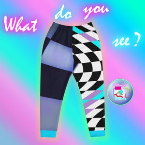 Könnte beinhalten: Eine schwarze und weiße gemusterte Jogginghose mit einem blauen und violetten geometrischen Muster auf einem Bein und einem schwarz-weißen Karomuster auf dem anderen Bein. Die Jogginghose hat einen blauen Bund und Bündchen.