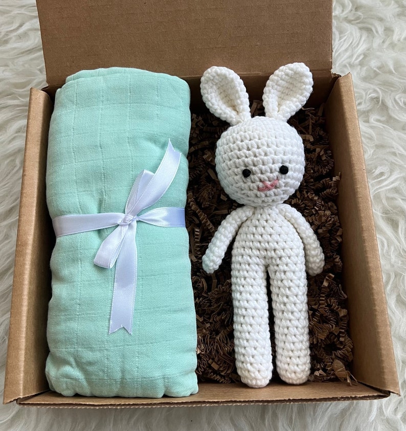 Crochet Bunny, Nouveau coffret cadeau bébé, Coffret cadeau Welcome Baby Girl Baby Boy, Cadeau Baby Shower, Cadeau bébé, Cadeau bébé, Coffret cadeau nouveau-né image 1