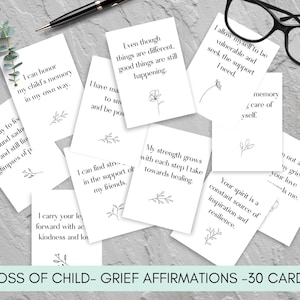 Puede incluir: Treinta tarjetas de afirmación blancas con texto negro e ilustraciones florales simples. Las tarjetas presentan frases relacionadas con el duelo y la sanación después de la pérdida de un hijo. El texto en las tarjetas incluye frases como "Puedo honrar la memoria de mi hijo a mi manera." y "Está bien sentir una profunda tristeza y aún así encontrar destellos de paz."
