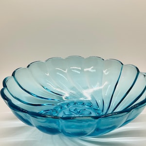 Hazel Atlas Seashell Design Serving Bowl in Capri Blue/Large Serving Bowl/Beautiful Pattern