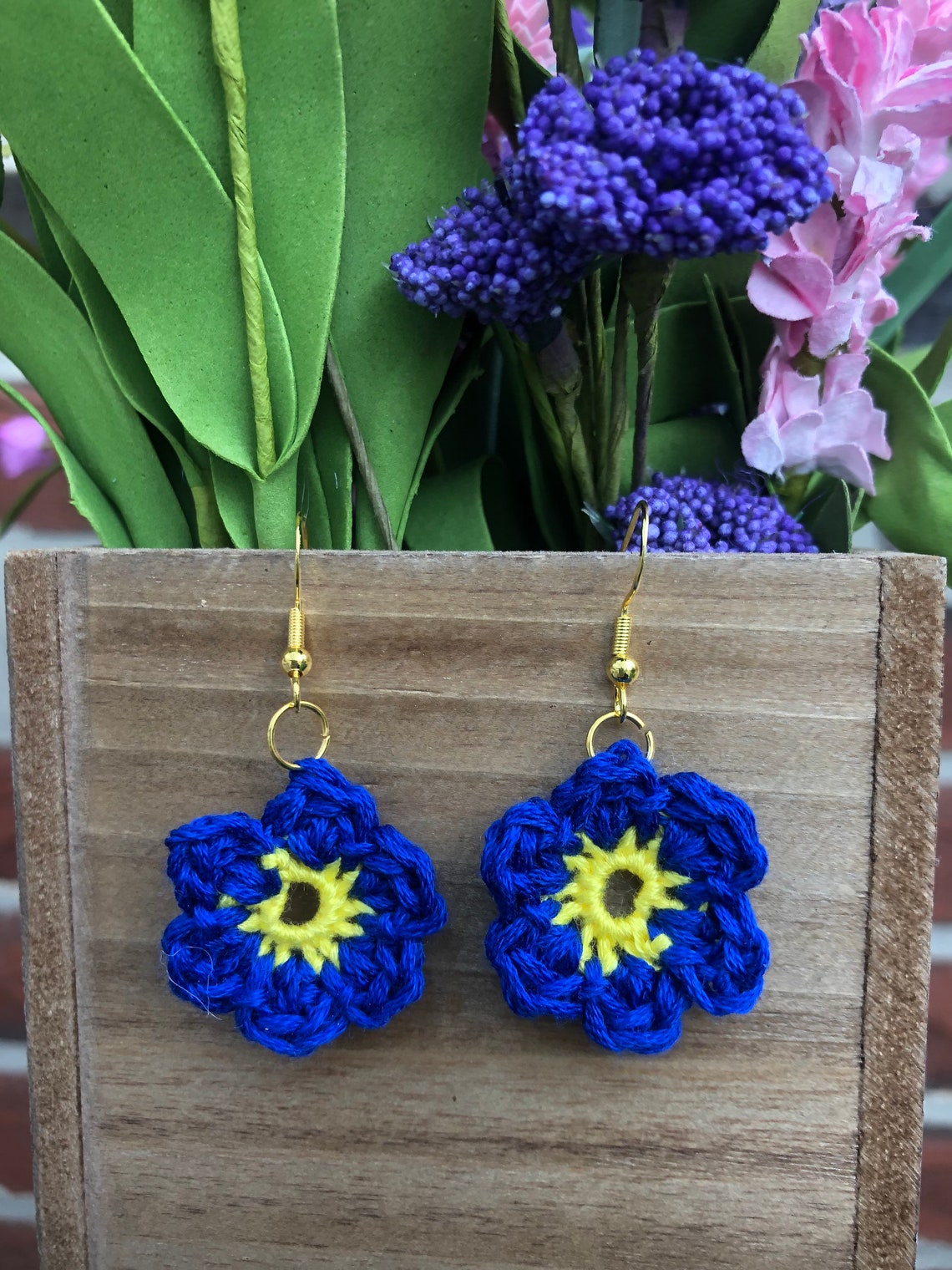 Königliche blaue und gelbe gehäkelte Blume Ohrringe | Etsy