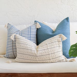 Ensemble taie d'oreiller bleu côtier, coussin en coton bleu, coussin bohème rayé, oreiller à pompons, ensemble de coussins décoratifs, décor nautique