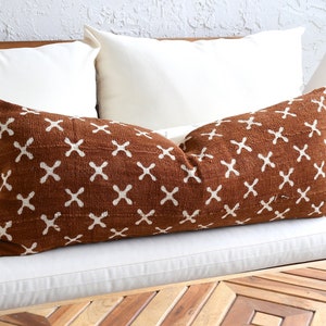 Panno di fango africano fatto a mano marrone / Panno di fango marrone con cuscino bianco / decorativo / Custodia per cuscino in tessuto di fango Copertura in tessuto di fango / Custodia per cuscino Boho