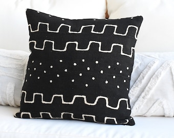 Taie d'oreiller noire faite main en tissu de boue africaine 16 x 16 pouces | Tissu de boue noir | Toile de boue unique | Coussin décoratif lombaire européen | Motif géométrique