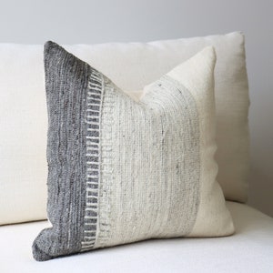 Grijze en witte kussenslopen, wollen kussens met textuur, bohohoezen, decoratieve hoes, eenvoudig katoenen bankaccent