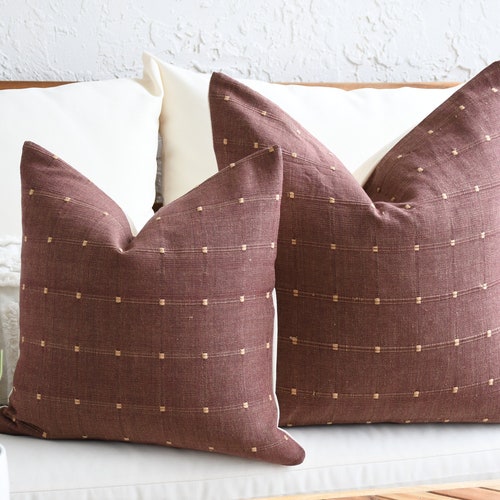 Housses de coussin marron bourgogne | Oreiller en coton marron 18 x 18 | Coton doux marron foncé à rayures claires | Coussin décoratif 20 x 20