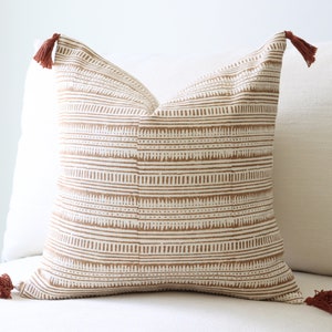 Capas de almofadas com borlas marrons e brancas, almofadas texturizadas, capas boho, capa decorativa, algodão com detalhes simples para sofá
