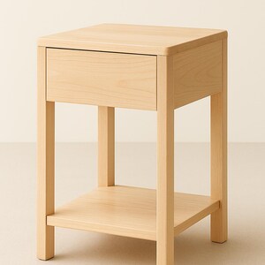 Puede incluir: Una mesita de noche de madera clara con un solo caj&oacute;n y un estante inferior. La mesita tiene una parte superior rectangular y est&aacute; sostenida por cuatro patas cuadradas. El caj&oacute;n tiene un tirador sencillo y empotrado. La mesita mide unos 61 cm de alto.