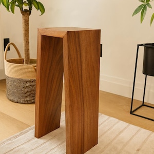 Mesa auxiliar pequeña: mesa auxiliar moderna de madera de nogal.