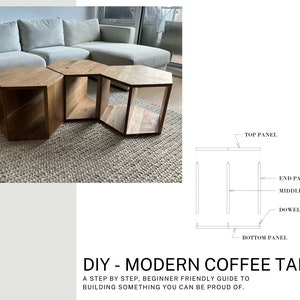 Pode incluir: Três mesas de centro hexagonais de madeira com acabamento em madeira natural. As mesas estão dispostas em forma de curva e estão sobre um tapete bege. As mesas são feitas de madeira e têm um design simples. DIY - MESAS DE CENTRO MODERNAS. Um guia passo a passo, amigável para iniciantes, para construir algo de que possa orgulhar-se.