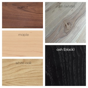 Puede incluir: Un collage de muestras de madera, cada una con un patr&oacute;n de vetas y color diferente. Las muestras incluyen nogal, fresno (blanco), arce, roble blanco y fresno (negro). Cada muestra est&aacute; etiquetada con su tipo de madera.
