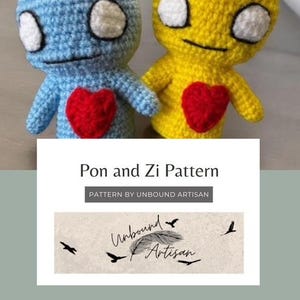 Puede incluir: Dos muñecas amigurumi de crochet, una azul y otra amarilla, con ojos negros y corazones rojos. Las muñecas se toman de la mano y tienen una expresión amigable. La imagen incluye el texto "Pon and Zi Pattern" y "Pattern by Unbound Artisan".