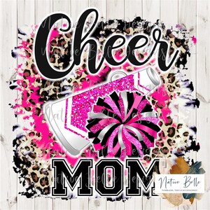 Op de afbeelding: Cheer Mom grafiek met een roze en zwarte pompon en een roze en witte megafoon op een roze en zwarte luipaardprint achtergrond.
