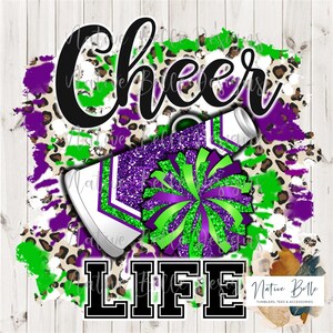Könnte beinhalten: Cheer Life Grafik mit einem lila und grünen Glitzer-Pompon und einem weißen Megaphon mit lila und grünen Streifen auf einem Leopardenmuster-Hintergrund.