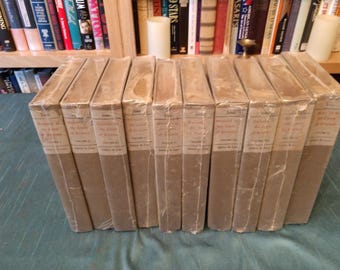 Op de afbeelding: Een set van tien bruine hardcover boeken met gouden letters op de ruggen. De boeken zijn getiteld "The History of English Literature" en zijn genummerd van volume 1 tot 10.