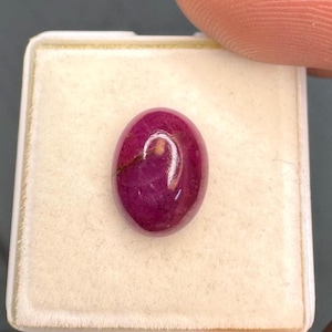 Naturlig obehandlad rubin ädelsten | 4,80 ct oval slipning (9 × 11,5 mm)