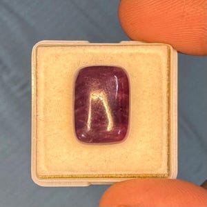 Naturlig rubin cabochon 15,40 ct kuddslipad | Djupröd ädelsten (16x11,5 mm)