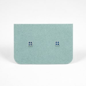 Boucles d'oreilles fleurs délicates AZURE, puces d'oreilles florales CZ bleu saphir, boucles d'oreilles en argent sterling, cadeau bijoux pour amoureux de la nature