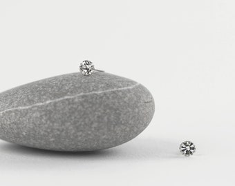 Orecchini delicati con diamanti CZ rotondi, semplici orecchini a lobo con CZ per tutti i giorni
