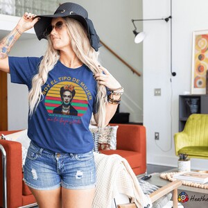 Puede incluir: Una camiseta azul marino con un gr&aacute;fico retro de Frida Kahlo. El gr&aacute;fico presenta una puesta de sol con el texto "Soy el tipo de mujer que si quiero la luna me la bajo yo solita".