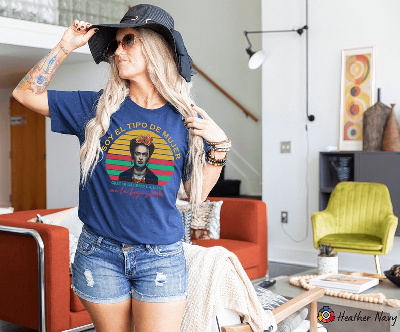 Puede incluir: Una camiseta azul marino con un gr&aacute;fico retro de Frida Kahlo. El gr&aacute;fico presenta una puesta de sol con el texto "Soy el tipo de mujer que si quiero la luna me la bajo yo solita".
