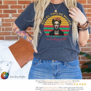 Puede incluir: Camiseta de color gris jaspeado oscuro con un gr&aacute;fico de puesta de sol retro que presenta un retrato de Frida Kahlo. El texto "Soy el tipo de mujer que si quiero la luna me la bajo solita" est&aacute; impreso en la camiseta.