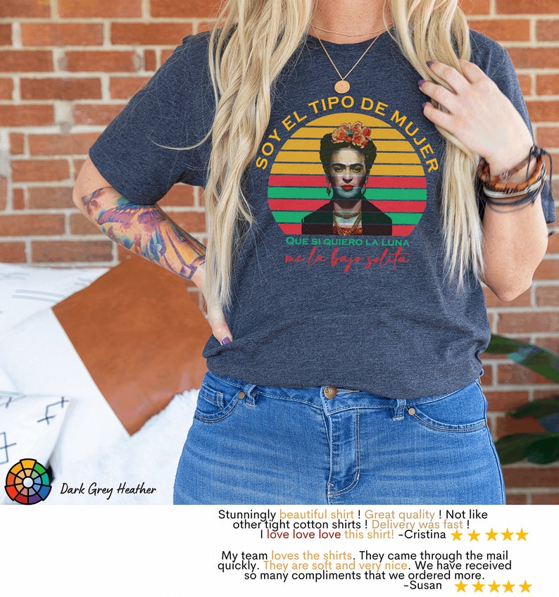 Puede incluir: Camiseta de color gris jaspeado oscuro con un gr&aacute;fico de puesta de sol retro que presenta un retrato de Frida Kahlo. El texto "Soy el tipo de mujer que si quiero la luna me la bajo solita" est&aacute; impreso en la camiseta.