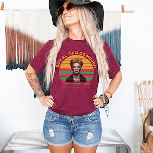 Puede incluir: Una camiseta color granate con un gr&aacute;fico de estilo vintage de Frida Kahlo. El gr&aacute;fico incluye el texto "Soy el tipo de mujer que se goza la luna con la cabeza en alto".