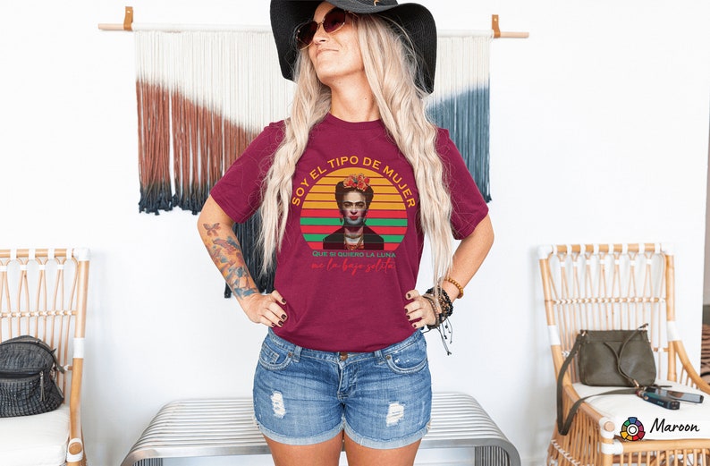 Puede incluir: Una camiseta color granate con un gr&aacute;fico de estilo vintage de Frida Kahlo. El gr&aacute;fico incluye el texto "Soy el tipo de mujer que se goza la luna con la cabeza en alto".