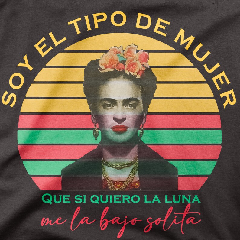 Puede incluir: Una camiseta negra con un gr&aacute;fico de puesta de sol retro que presenta un retrato de Frida Kahlo. El texto "Soy el tipo de mujer que si quiero la luna me la bajo solita" est&aacute; impreso en la camiseta.