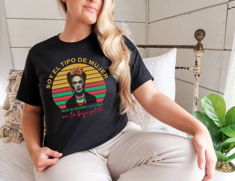 Puede incluir: Camiseta negra con un gr&aacute;fico retro de Frida Kahlo. El gr&aacute;fico presenta una puesta de sol colorida con el texto "Soy el tipo de mujer que si quiero la luna me la bajo solita".