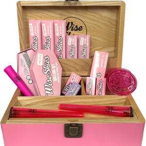 Coffret cadeau boîte à roulettes rose Wise Skies avec boîte en bois de frêne Kit de cercueil de papiers à rouler roses, embouts à rouler, supports de broyeur