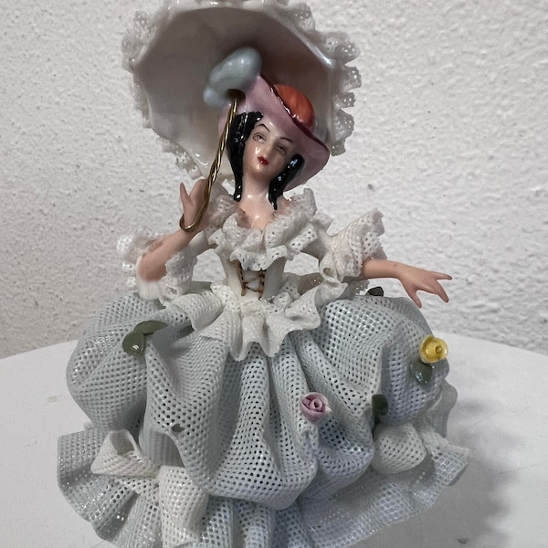 Pequeña mujer vintage de Dresde con figura de porcelana de encaje de paraguas 5''