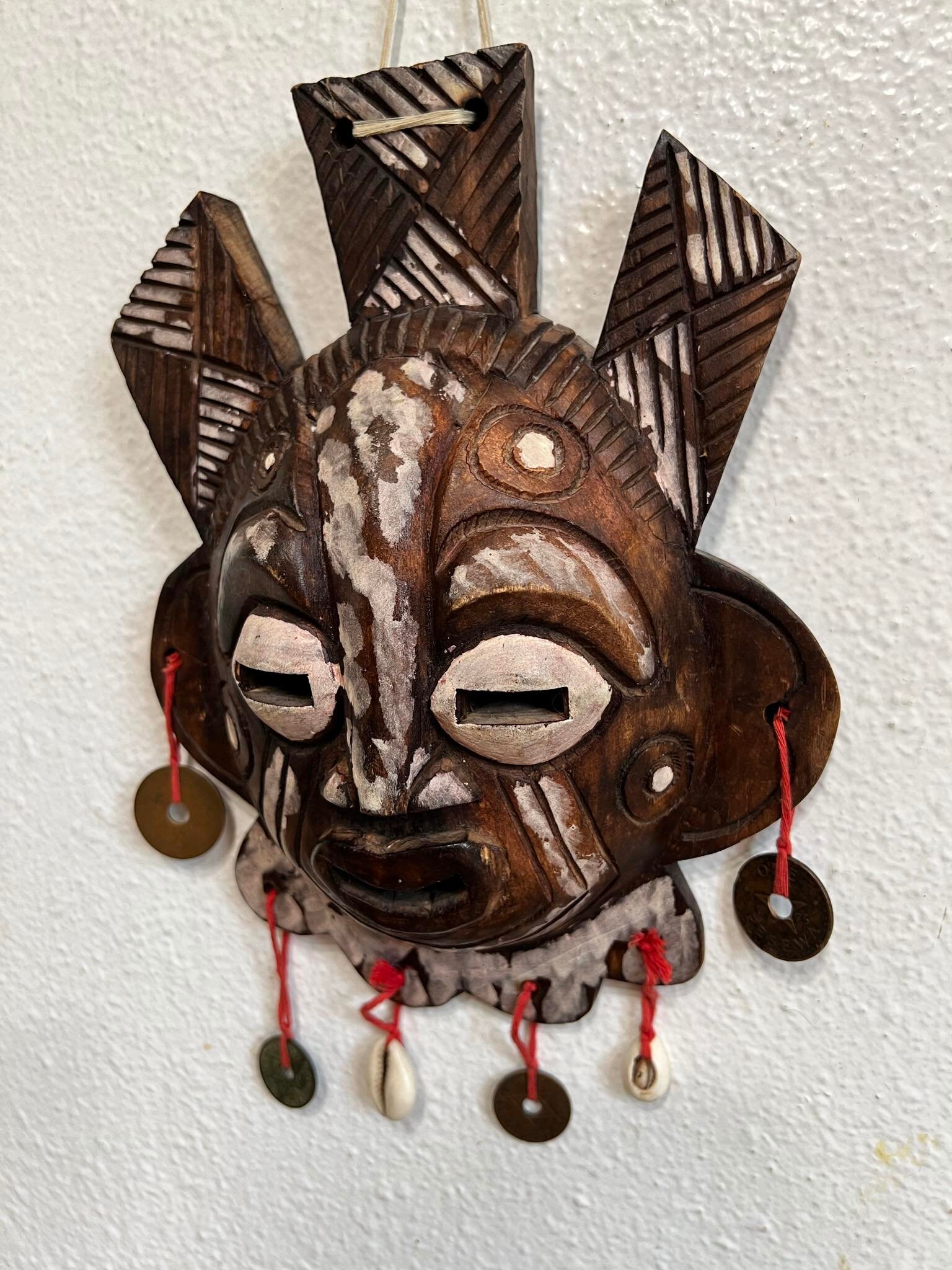 アフリカ 木製マスク ビーズ装飾 国立民族学博物館コレクション ビーズ イン アフリカ」展 （神奈川県立