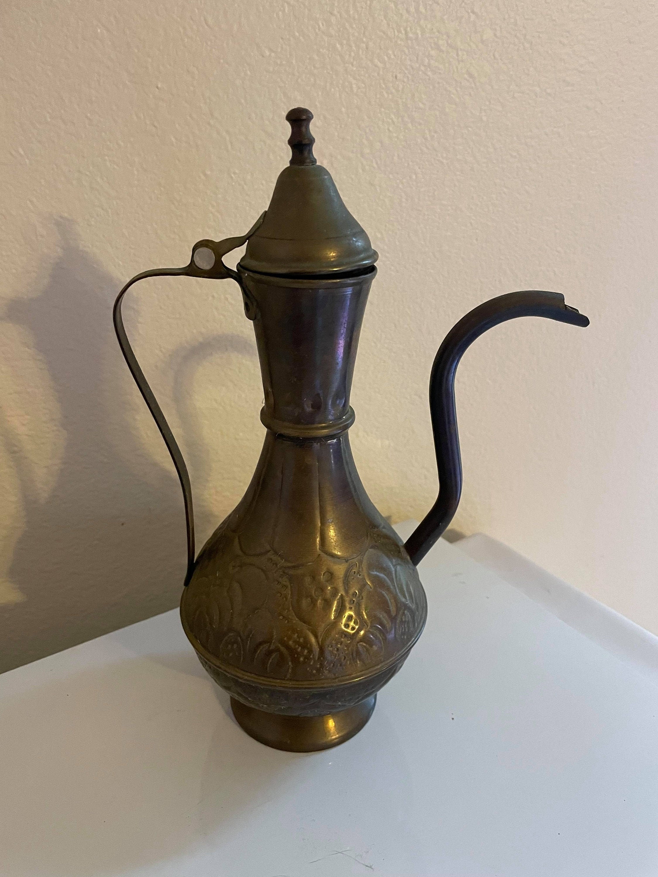 真鍮製　水差し　アラビアンコーヒーポット ヴィンテージ真鍮、アンティークタイプの水差し、装飾的な水差し