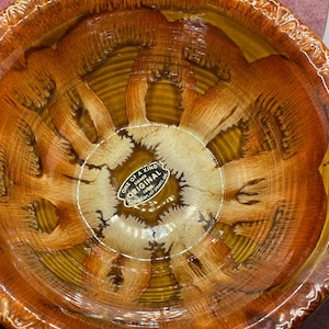 Könnte beinhalten: Eine braune Keramikschüssel mit einem dekorativen Rand und einem weißen Etikett mit der Aufschrift "One of a Kind Signed Original from Dresden, Hot Springs, Ark."