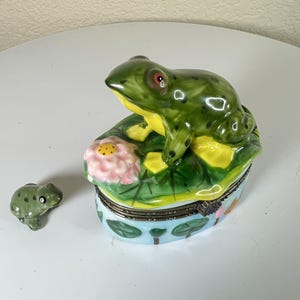 Green Spotted Frog on Lily Pad 2pc Porcelain Oval Trinket Box