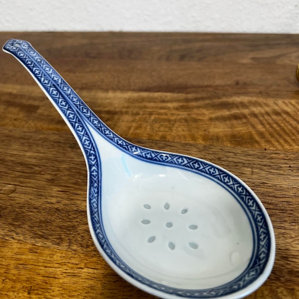 Large Tienshan Chinese Porcelain Serving 8.5 inch Spoon in Blue & White Rice Grain Pattern - Handle Hole A179