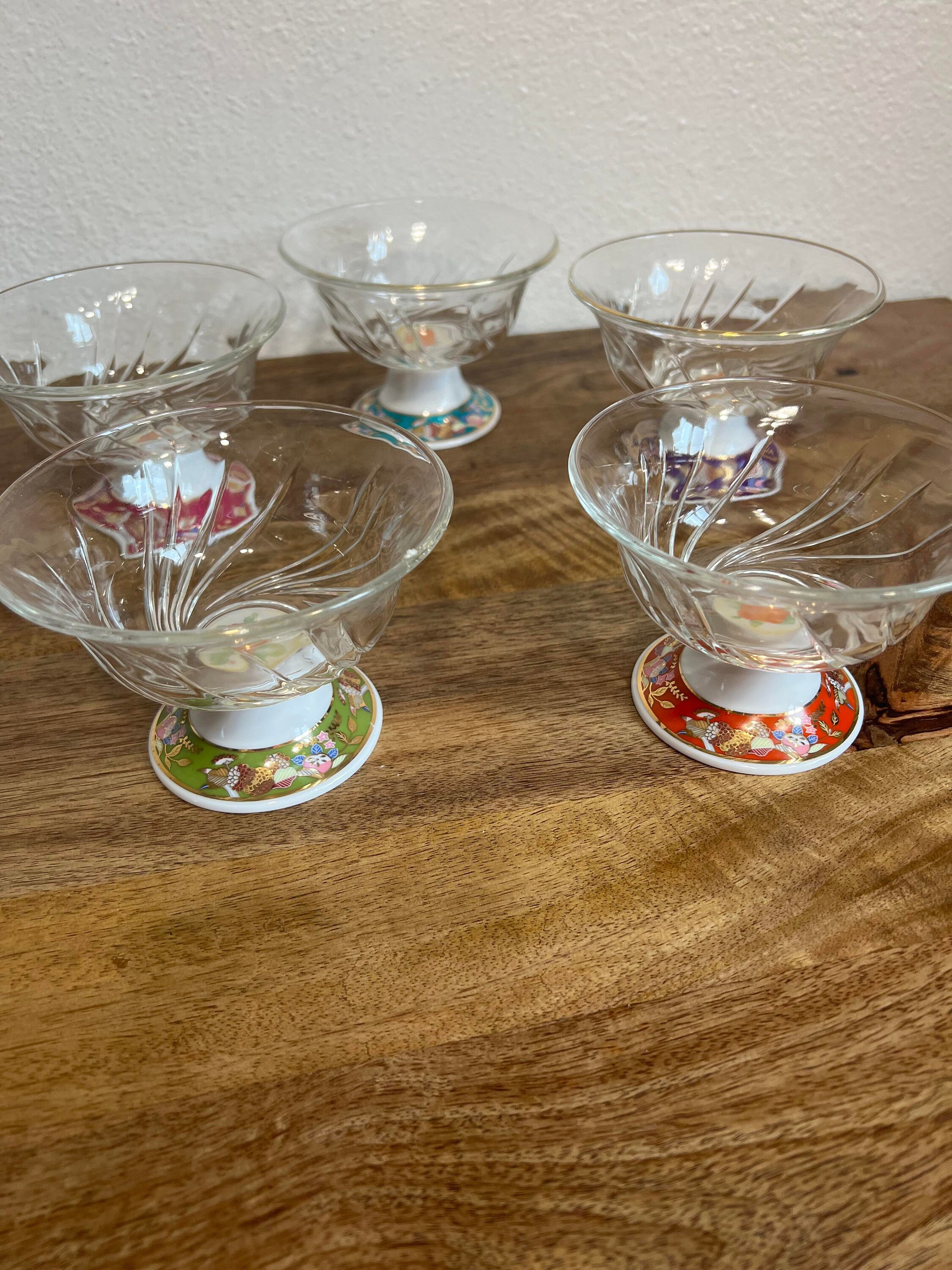 ヴィンテージ ガラスとマルチカラーの花柄磁器製シャーベット 5個 