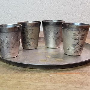 Set van 5 verzilverd art-deco gegraveerd 4-delig. Borrelglas/beker met dienblad