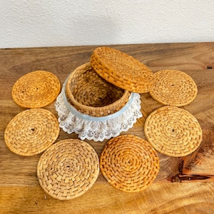 Rotin en osier, 6 sous-verres avec couvercle et jupe à franges personnalisée
