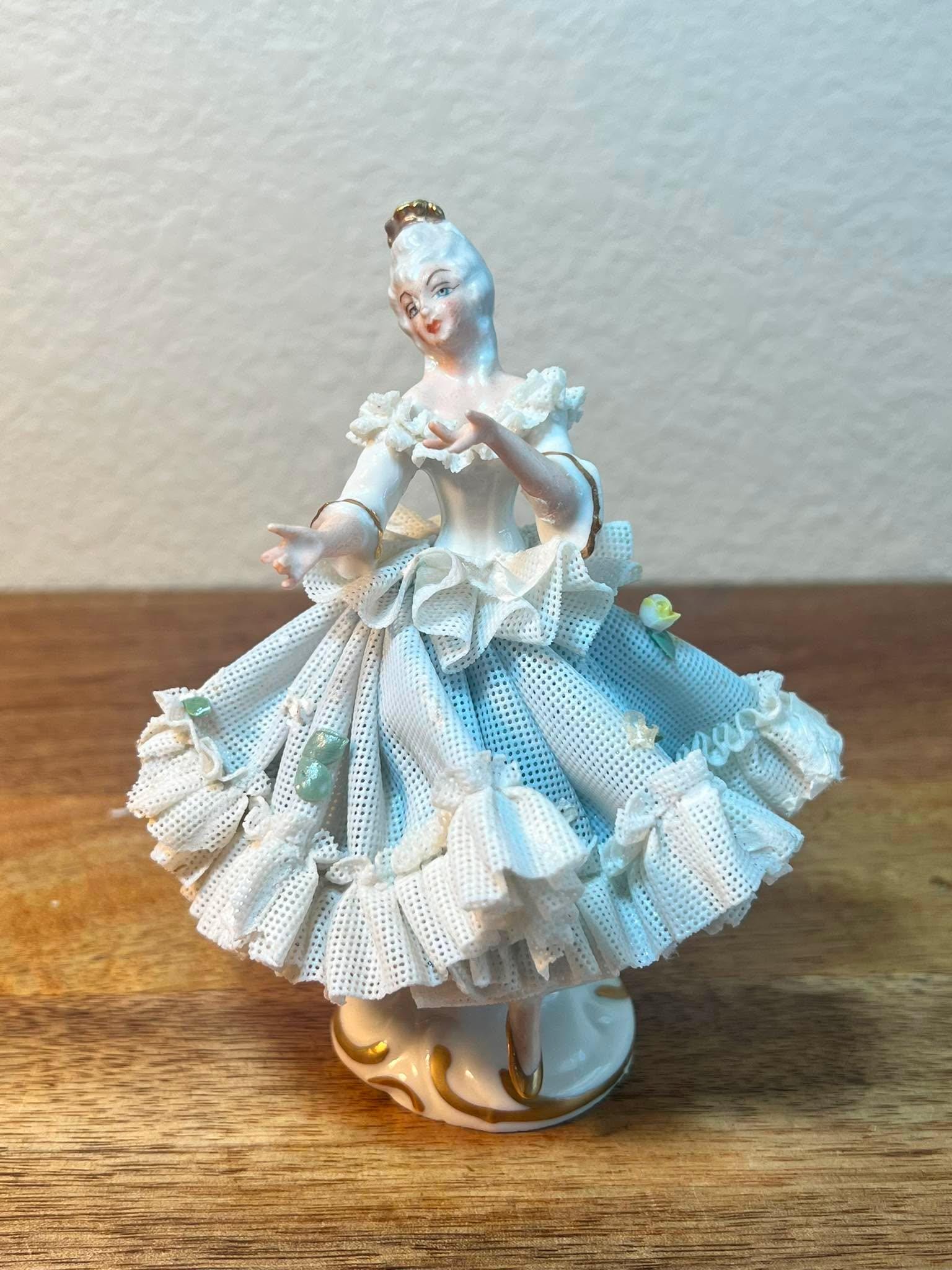 Victorian white and blue porcelain figurine - Etsy 日本