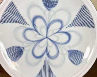 ヴィンテージの青と白の花柄クアドリオリオ陶器プレート（イタリア製
