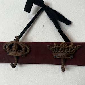 Wooden Wall Decor Hooks For Home With Crown Design Wall Hanging Hooks A76