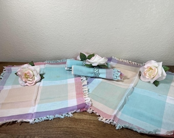 Anillos para servilletas vintage de lucita con diamantes, juego de 4 servilletas de tela a cuadros pastel.