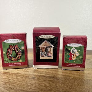 Ornamenti vintage Hallmark Keepsake Lotto di 3, ghirlanda di sempreverdi, il nostro Natale insieme, mamma e papà